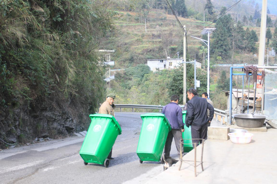 物资抵达并发放到村民手中